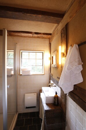 Shower, hair dryer, towels, soap - A guest at Idyll (Roggendorf)