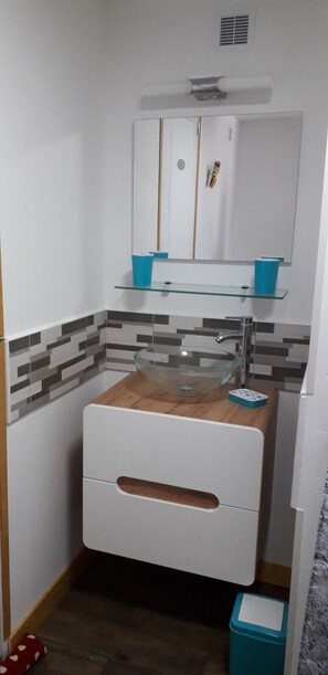 Douche, sĂšche-cheveux, serviettes fournies, papier toilette