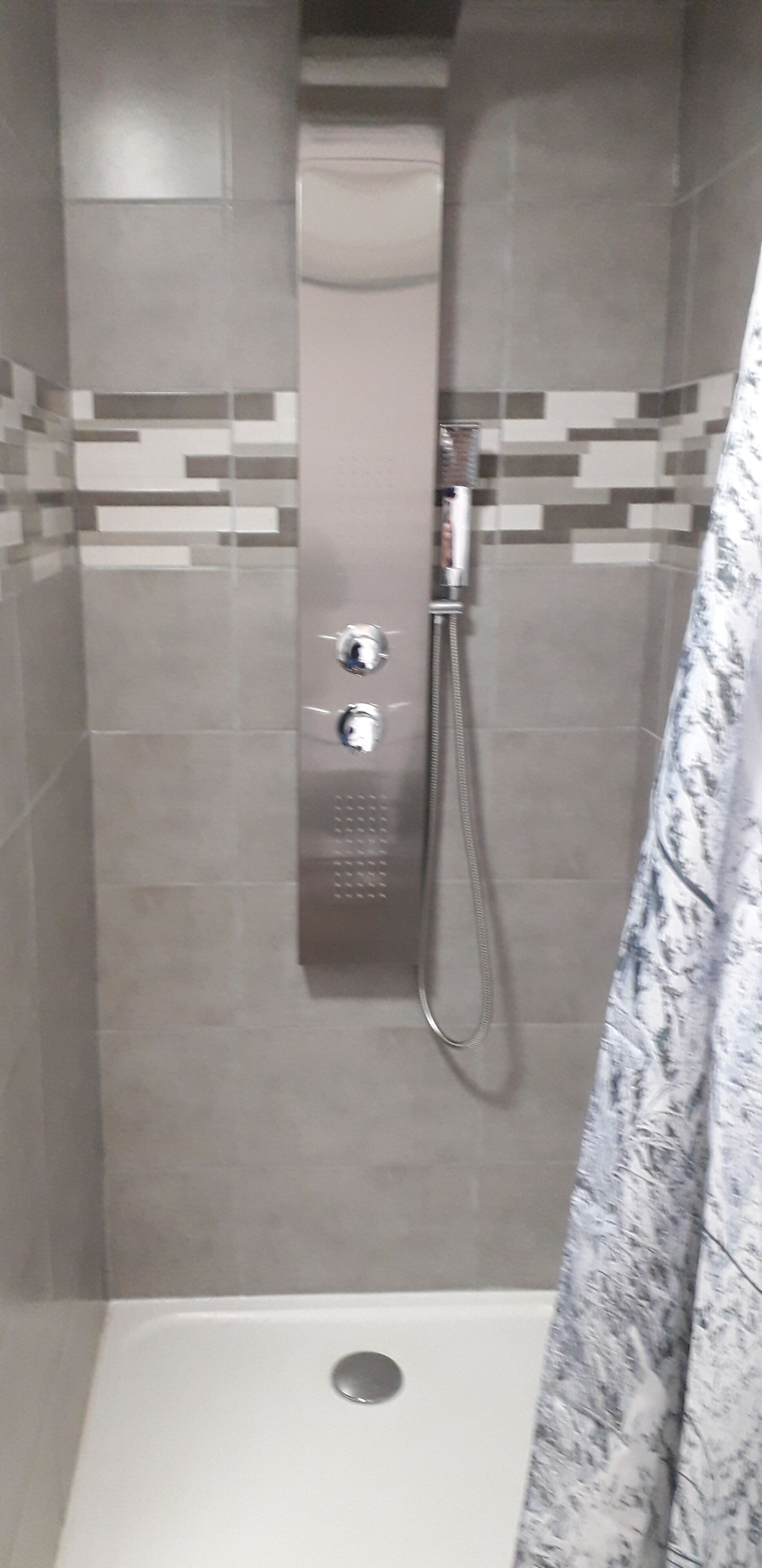 Bruser, hårtørrer, håndklæder, Toiletpapir