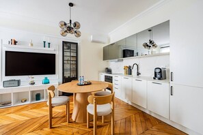 Fridge, microwave, oven, dishwasher - Luxueux-2BedRooms-Rivoli-Chatelêt-paris01-AC (Paris)