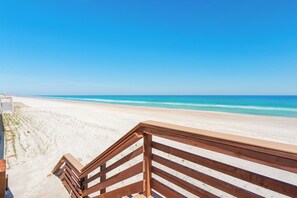 På stranden