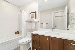 Hair dryer - 3-Bedroom Apt in the heart of Harrison (Harrison Hot Springs)