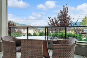 Outdoor dining - 3-Bedroom Apt in the heart of Harrison (Harrison Hot Springs)