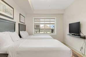 Iron/ironing board, travel crib, WiFi, bed sheets - 3-Bedroom Apt in the heart of Harrison (Harrison Hot Springs)