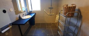 Shower, towels - Accessible Gîte for 4 Guests – Fully Adapted for Reduced Mobility (Coubon)