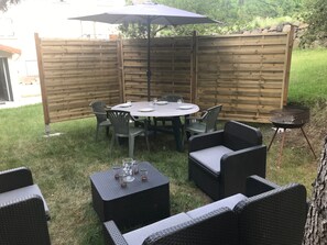Outdoor dining - Accessible Gîte for 4 Guests – Fully Adapted for Reduced Mobility (Coubon)