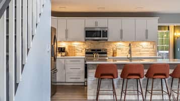 Refrigerador, microondas, horno, placa de cocina