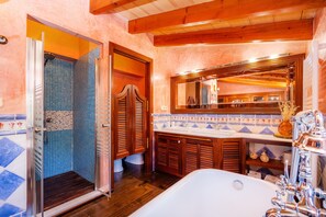 Shower, towels - Your Private Luxury Sanctuary in the Heart of Mallorca (Inca)