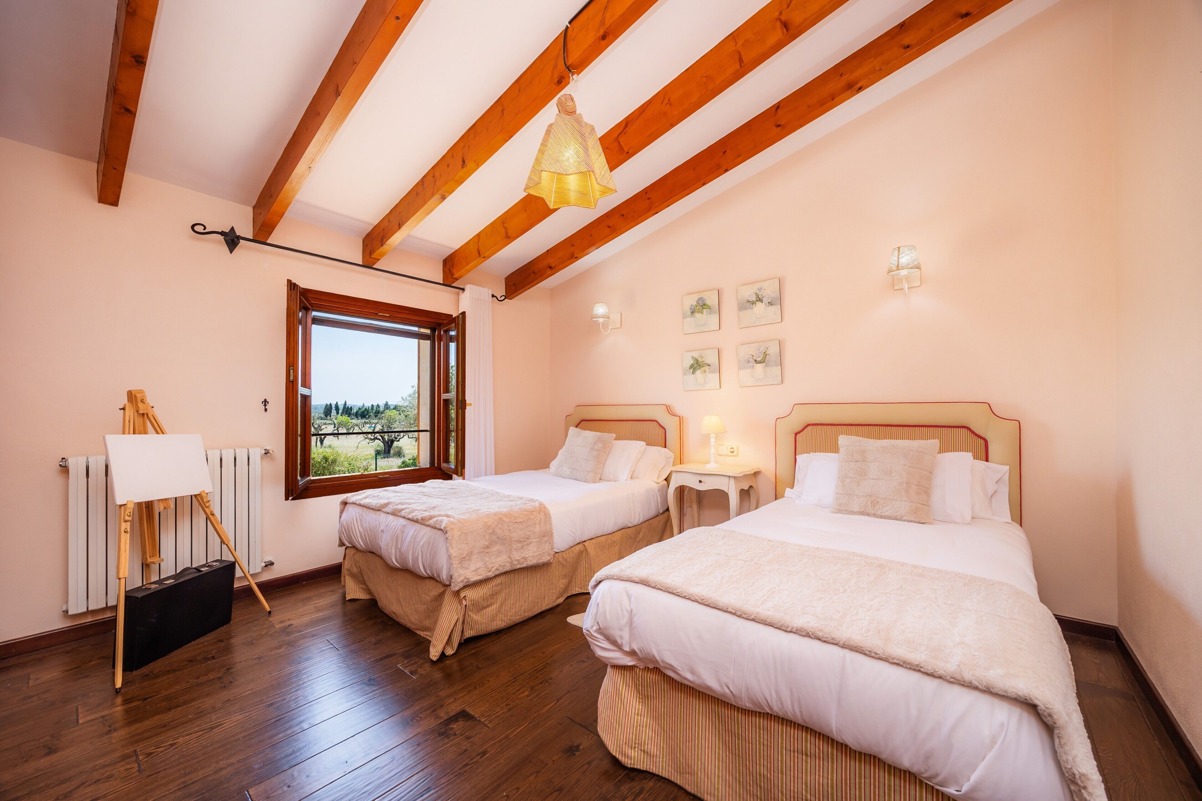 6 slaapkamers, een strijkplank/strijkijzer, wifi, beddengoed