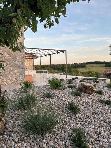 Renovated house with swimming pool on 2ha in the Quercy, Pets welcome!