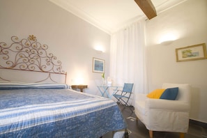 Iron/ironing board, WiFi, bed sheets - PINELLI 5-1 (Genova)