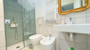 Ducha, secador de pelo, bidé y toallas