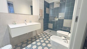 Shower, hair dryer, bidet, towels - PINELLI 5-1 (Genova)