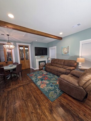 TV - Casa Bambino
Cozy 2-bedroom cottage walking distance to beach and downtown. (Bay St. Louis)