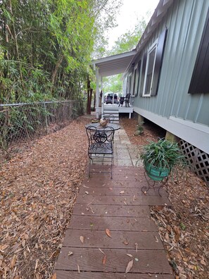 Outdoor dining - Casa Bambino
Cozy 2-bedroom cottage walking distance to beach and downtown. (Bay St. Louis)