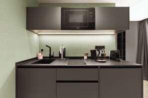 Suite with Balcony | Cocina privada | Frigorífico, microondas, placa de cocina y lavavajillas