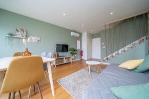 Departamento familiar, balcón, vista a la ciudad | Insonorización, tabla de planchar con plancha y wifi gratis 