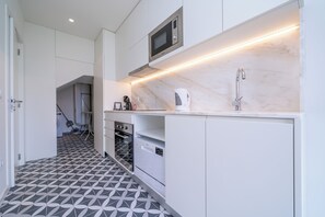 Departamento familiar, balcón, vista a la ciudad | Cocina privada | Refrigerador con congelador, microondas, horno y parrilla de estufa 