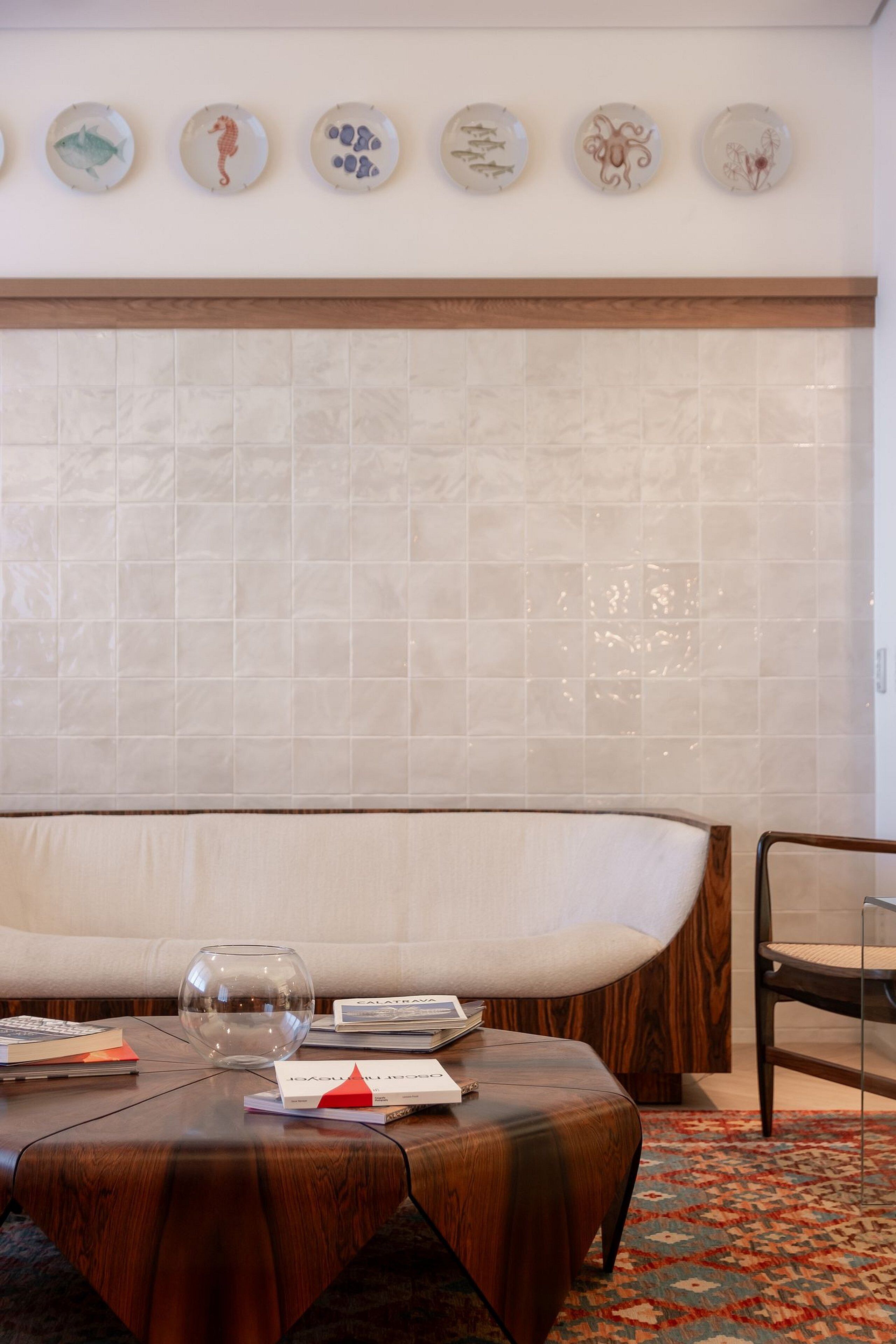 Un comedor con una mesa de madera, un cuenco de vidrio y una silla.