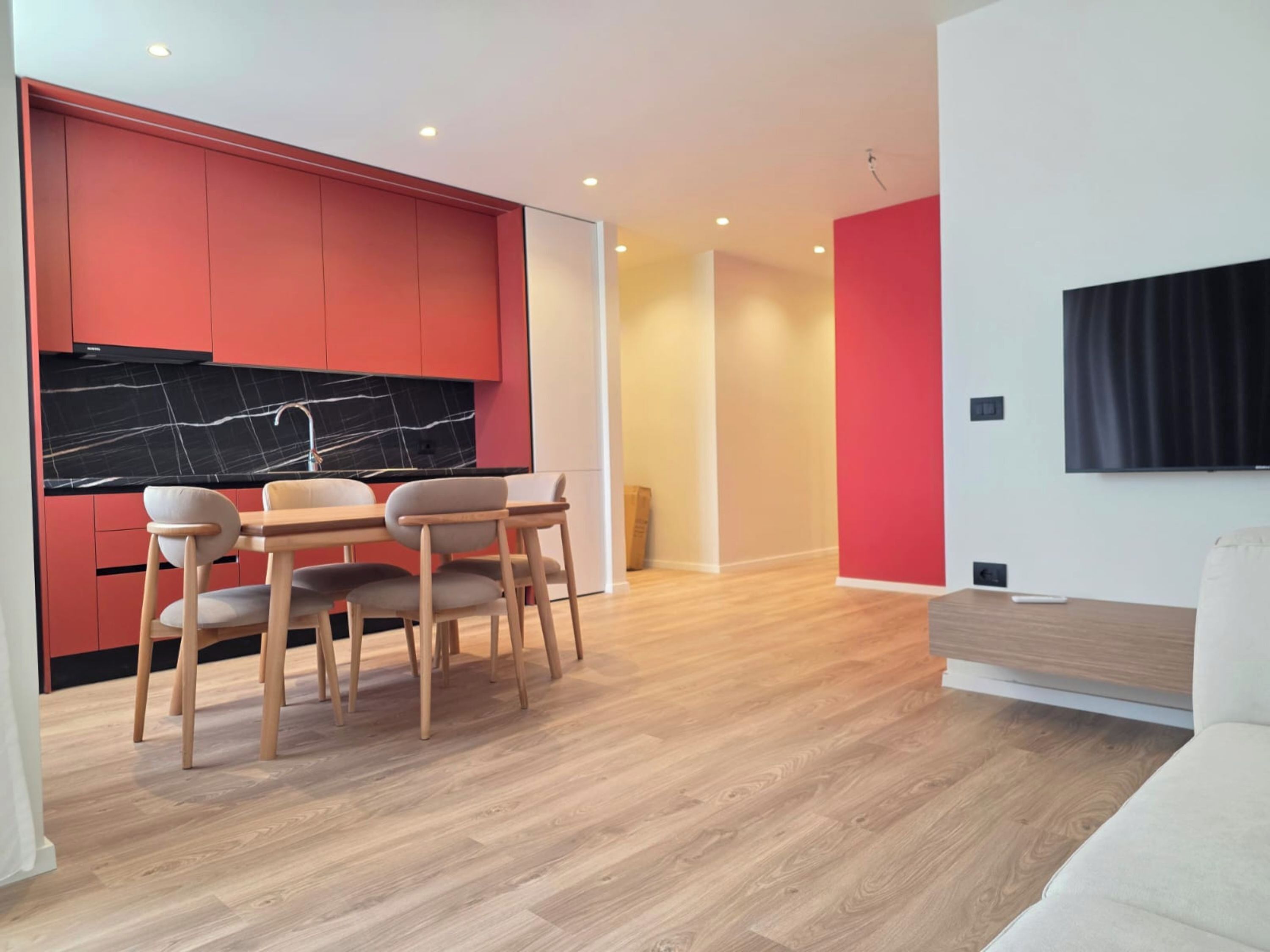 Apartamento luxo, 2 quartos | Área de estar | TV de tela plana 42 cm com canais via satélite