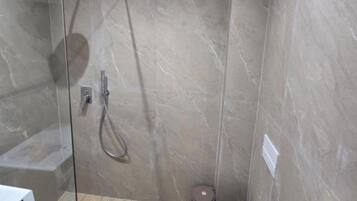 Appartement Deluxe, 2 chambres | Salle de bain | Serviettes fournies