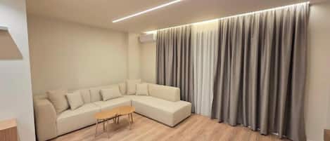 Appartement Deluxe, 2 chambres | Aire de séjour | Téléviseur à écran plat de 42 cm avec télévision par satellite