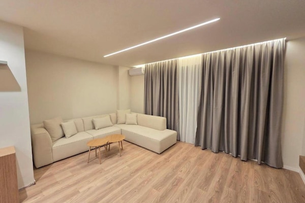 Apartamento Deluxe, 2 habitaciones | Zona de estar | Televisión de pantalla plana de 42 cm con canales por satélite