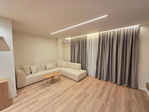 Deluxe Apartment, 2 Bedrooms | Ruang tamu | 42 cm televisyen skrin rata dengan satelit 
