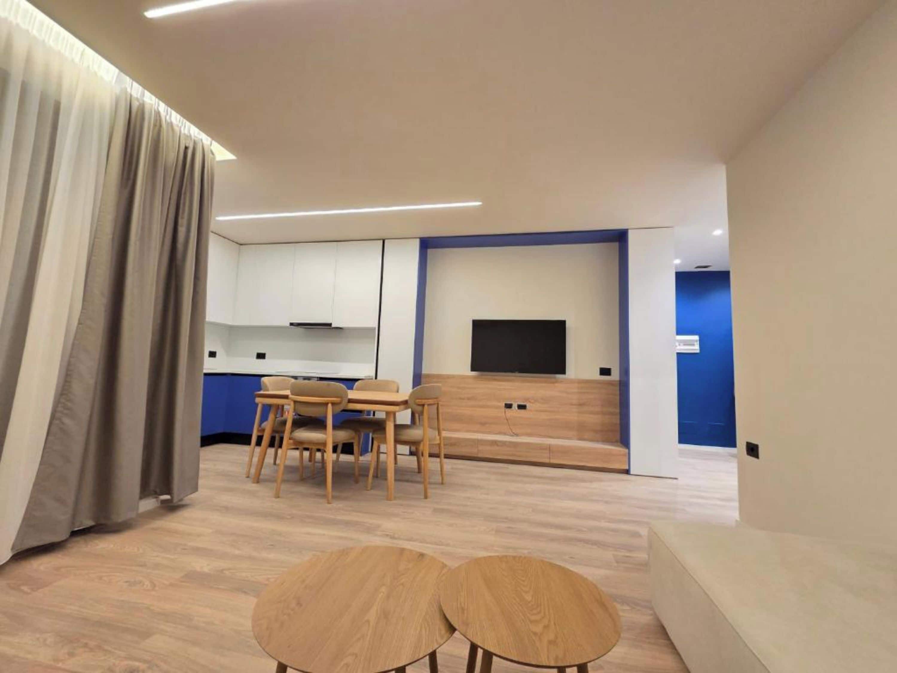 Deluxe Apartment | Living area | 42-cm flat-screen TV with satellite channels