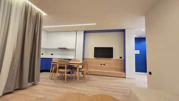 Deluxe Apartment | Living area | 42-cm flat-screen TV with satellite channels