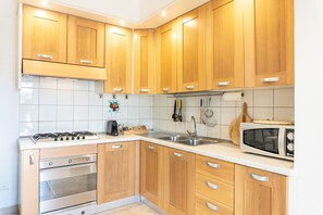 Refrigerador, microondas, horno y cafetera y tetera 