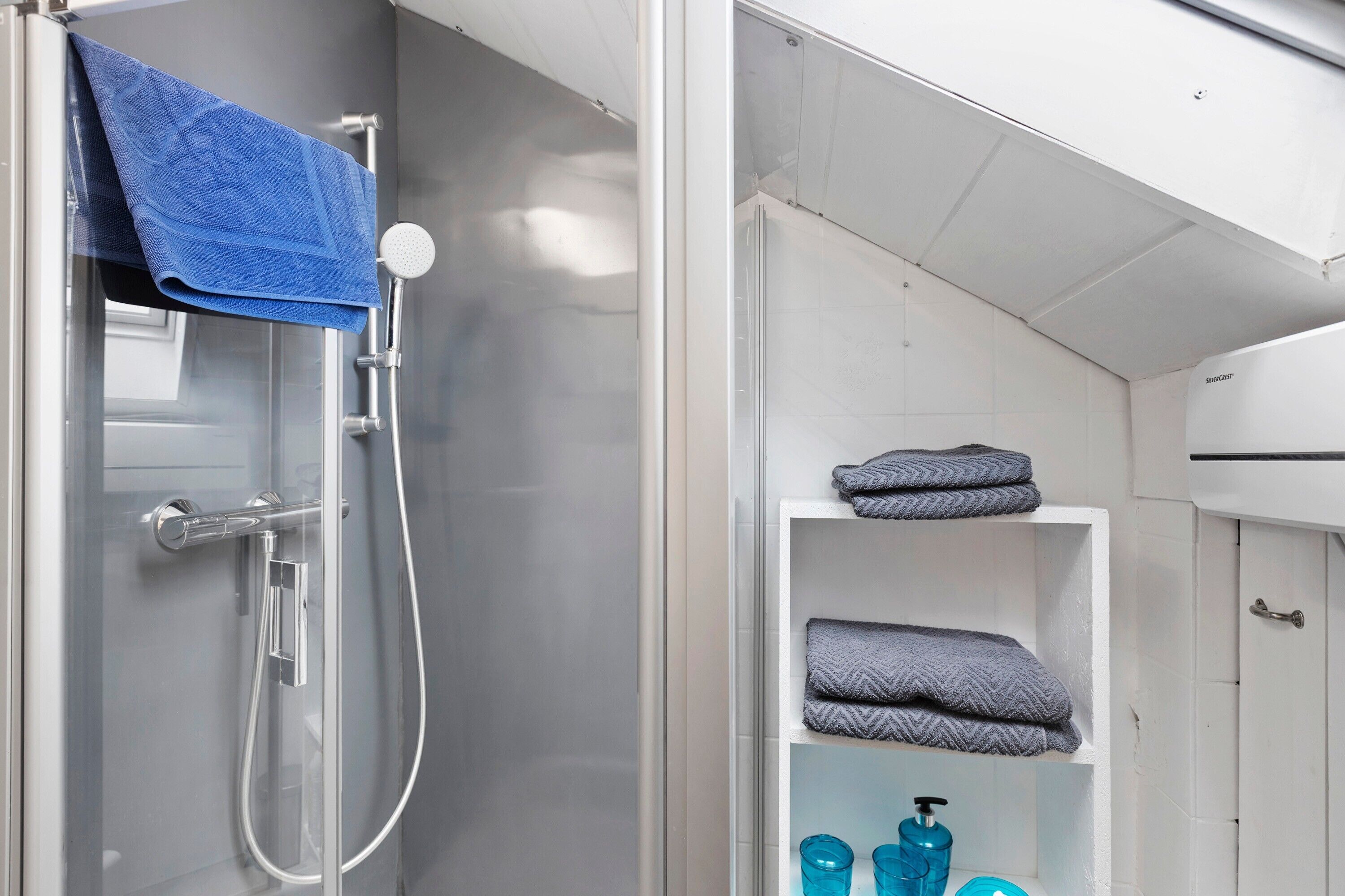 Dusche, Haartrockner, Handtücher