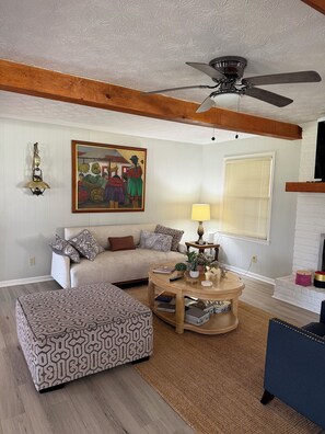 Living area - Spacious 4-bedroom house - 316 and Shopping (Dacula)