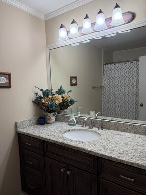 Bathroom - Spacious 4-bedroom house - 316 and Shopping (Dacula)