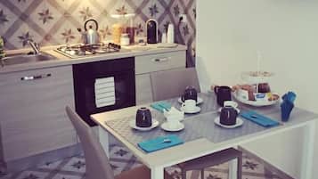 Superior-Doppelzimmer, Balkon, Stadtblick | Eigene KĂŒche