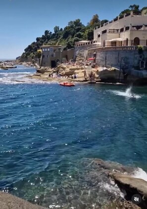 Suíte estúdio superior, sacada, vista para a cidade | Diversos