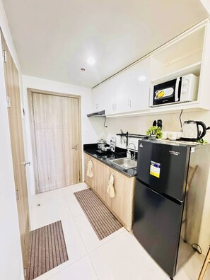 Fridge, microwave, stovetop, coffee/tea maker - Budget Bliss Staycation Manila (Parañaque)