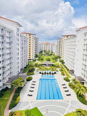 Outdoor pool - Budget Bliss Staycation Manila (Parañaque)