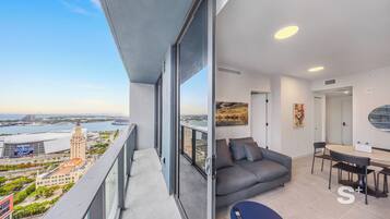 Kondominium, balkon, pemandangan kota | Interior