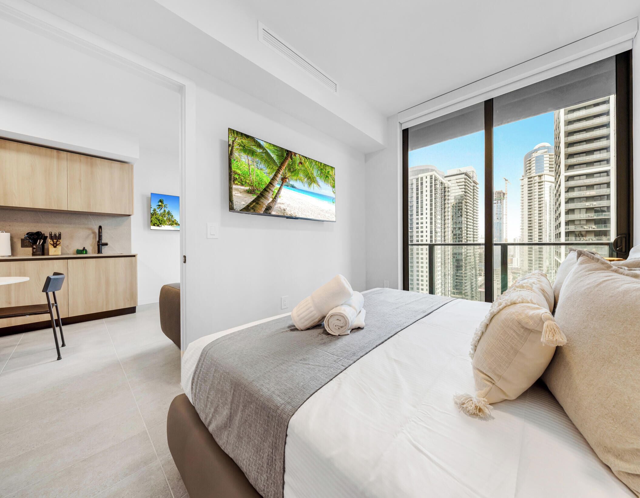 Condo, balcón, vista a la ciudad | Ropa de cama de alta calidad y cortinas blackout 