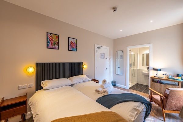 Standard Twin Room, Ensuite | Peralatan tempat tidur premium, seterika/papan seterika, Wi-fi percuma