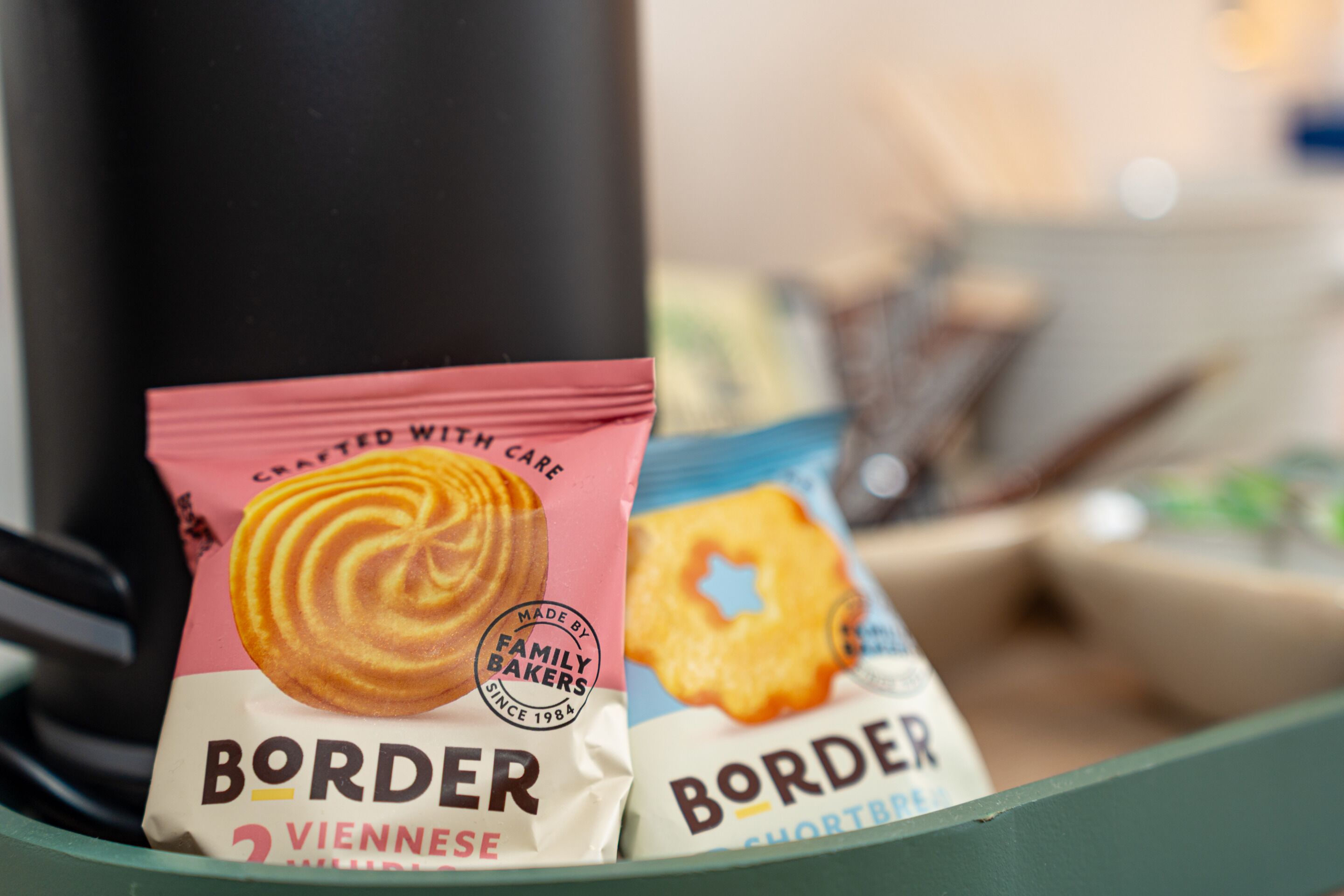Deux paquets de biscuits Border Vienna dans un panier vert.