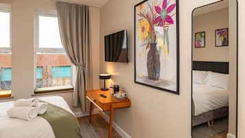 Family Twin Room | Desk, laptop workspace, iron/ironing board, free WiFi