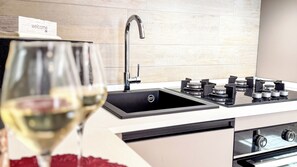 Frigorífico, microondas, horno y placa de cocina