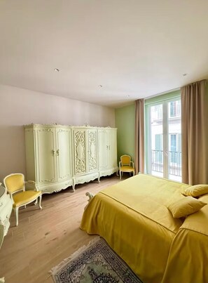 A bedroom with a bed, a wardrobe, a chair, and a window. - Partenope waterfront (Napoli)