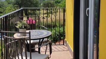 Chambre Double Supérieure, balcon, vue montagne | Restauration extérieure