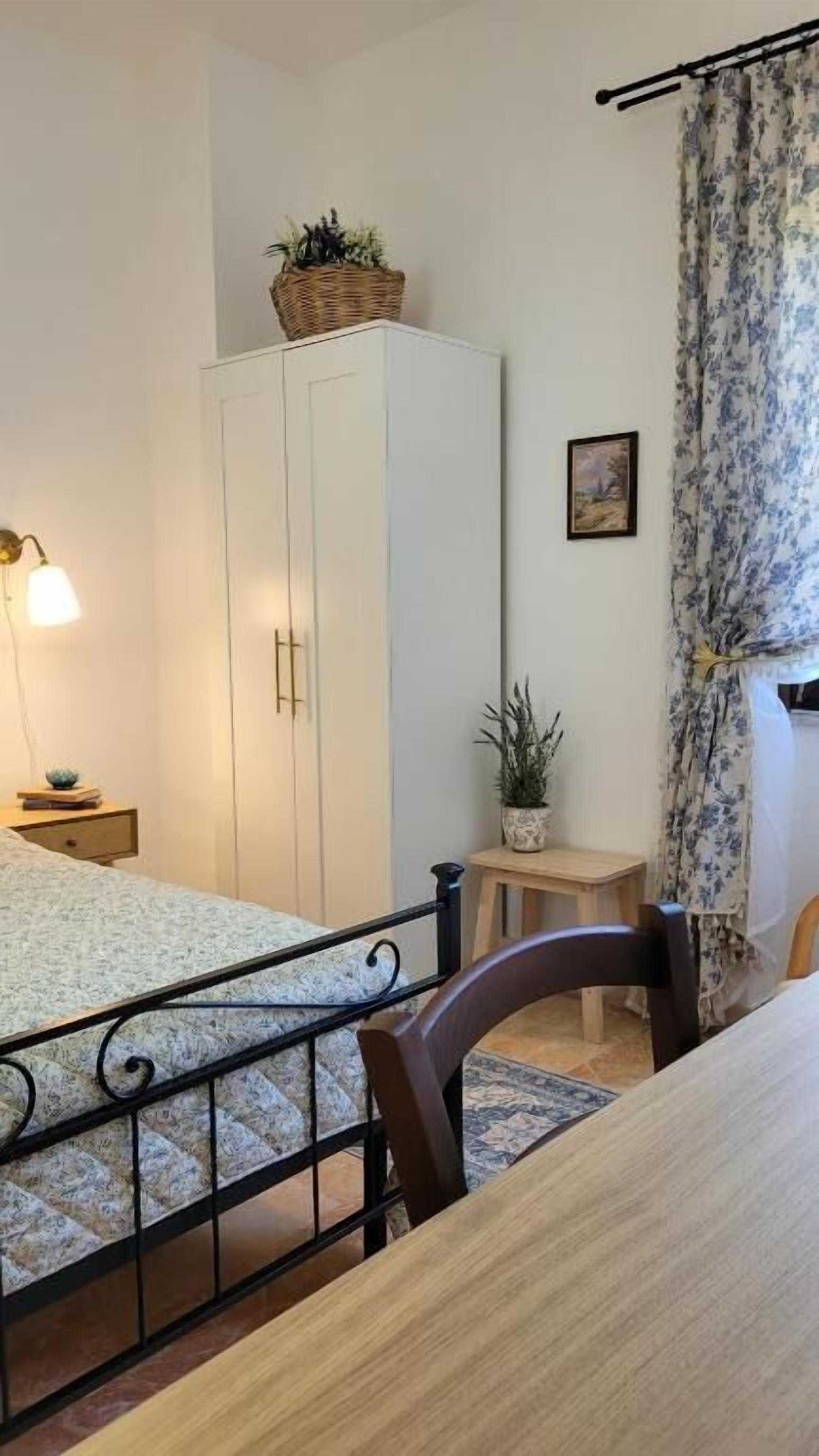 Kamar Double Standar, pemandangan kebun