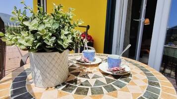 Chambre Double Supérieure, balcon, vue montagne | Restauration extérieure