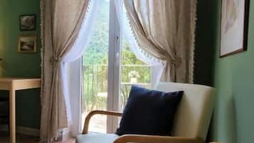 Superior Double Room, Balcony, Mountain View | Living area