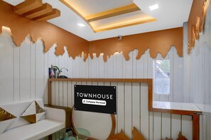 House | Reception - Super Townhouse Howell Crossway Shillong (Shillong)